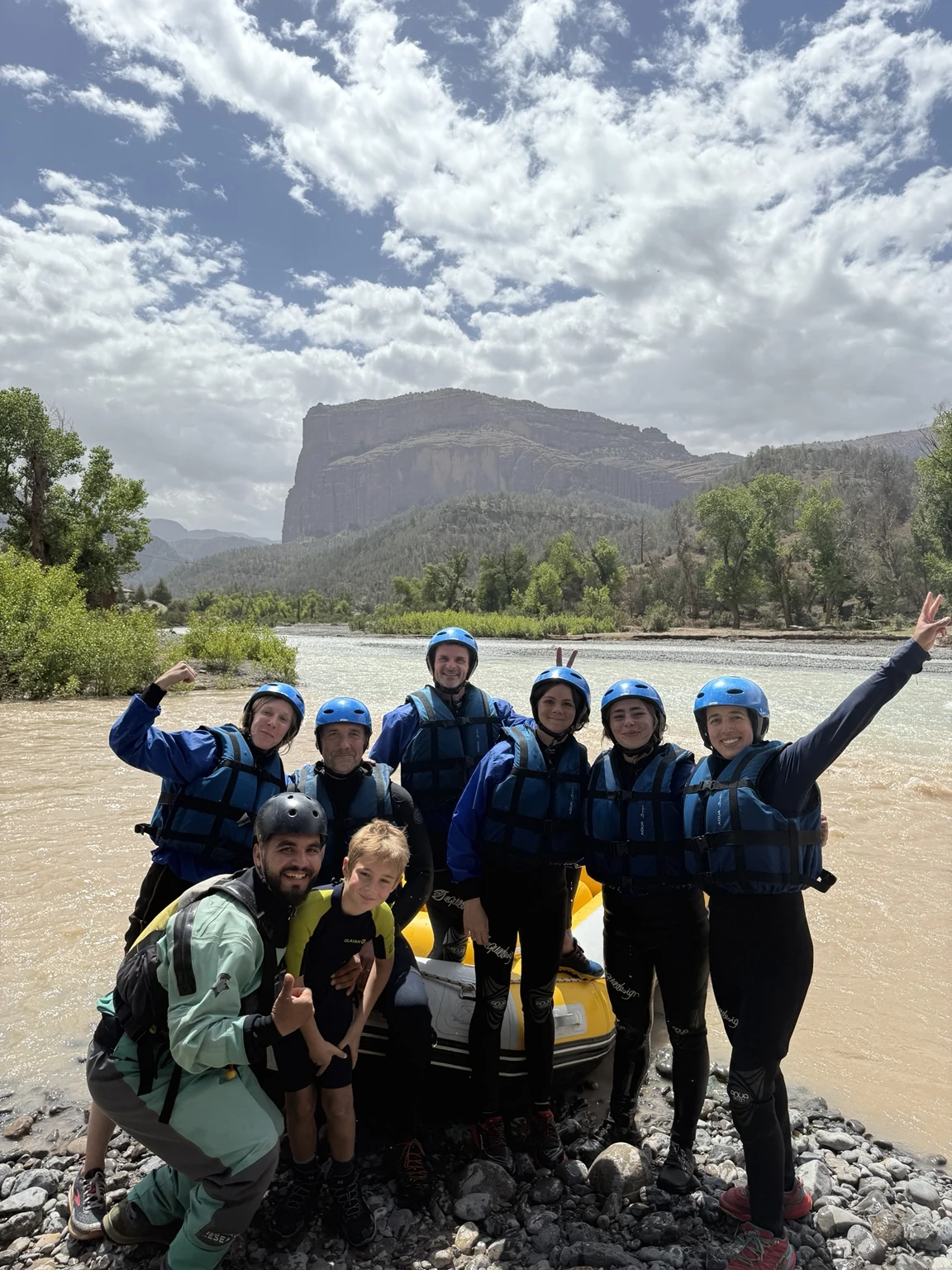 Equipo preparado para el rafting